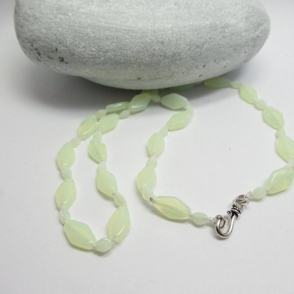 Uranium glass bead necklace - Picture 7 of 10